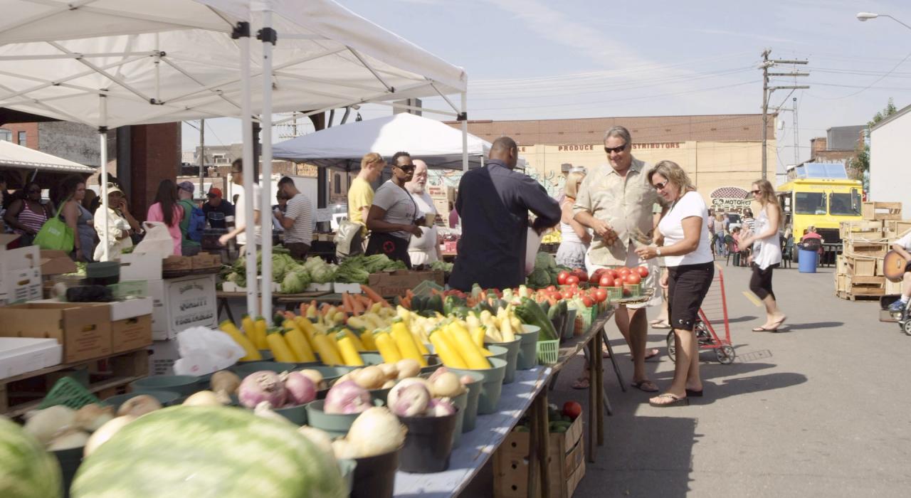 Alimentos frescos en el mercado agrícola en Detroit, Michigan