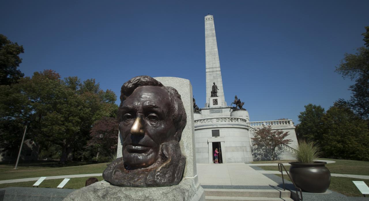 Lincoln’s Tomb and Lucky Nose in Springfield, Illinois