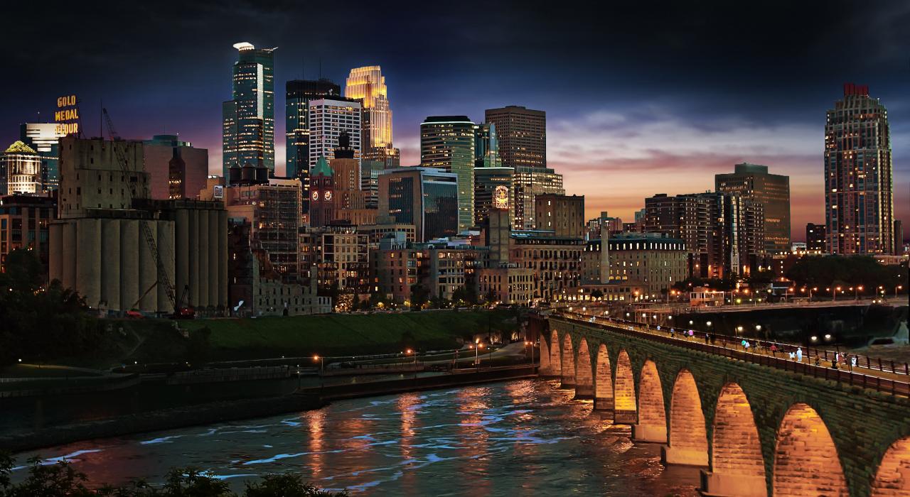 从密西西比河上的石拱桥进入明尼阿波利斯