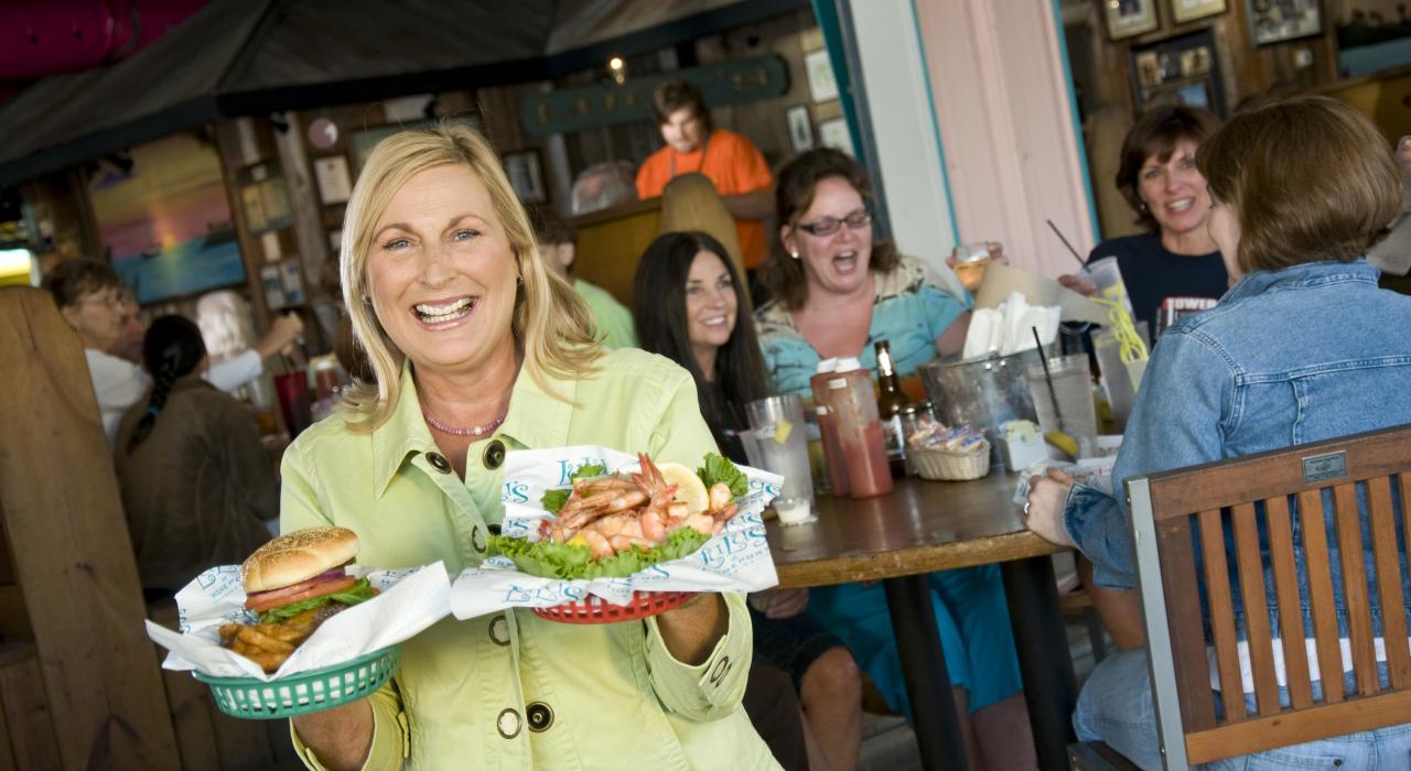 在阿拉巴馬州灣岸地區，到吉米·巴菲特的姐姐 Lucy 開設的露露餐廳，點一份天堂吉士漢堡