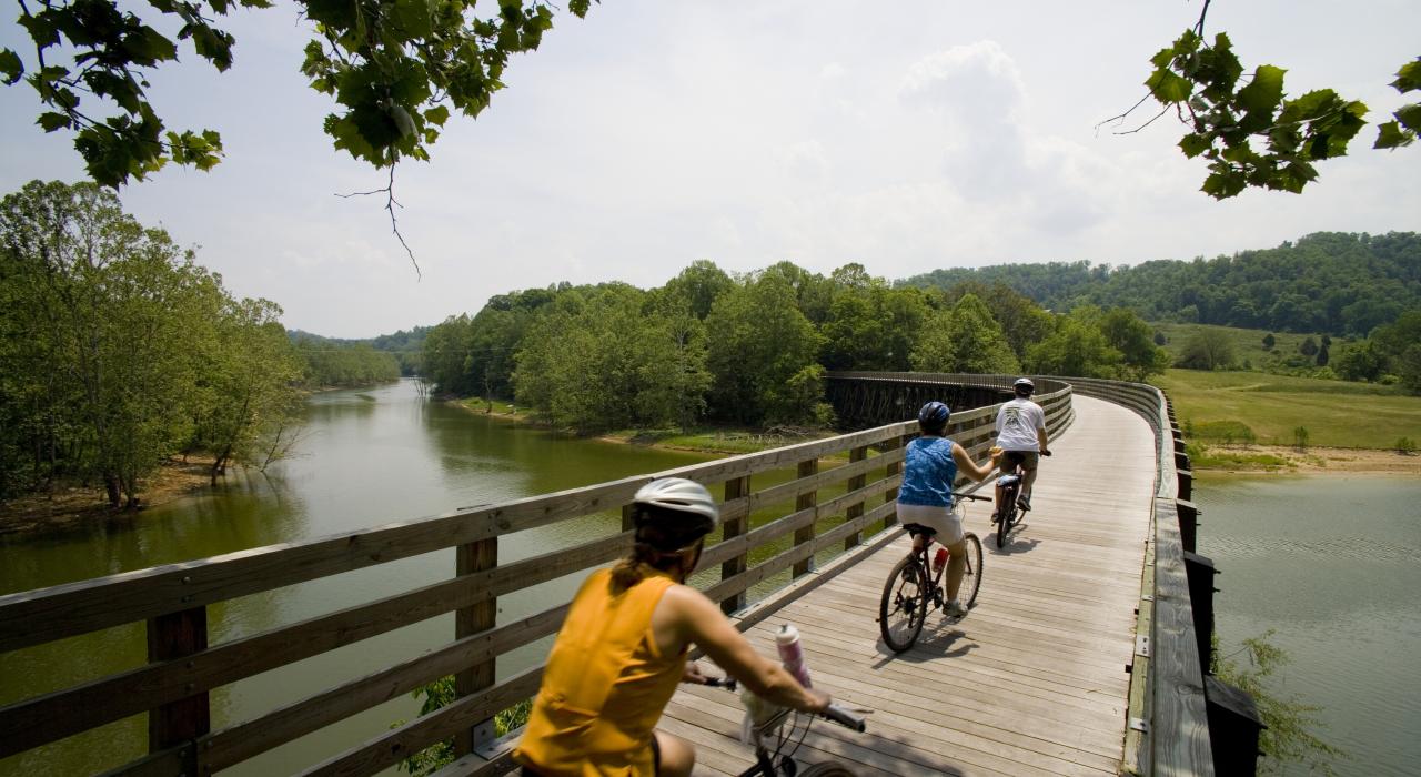 Balade en vélo sur une passerelle au-dessus de l'eau du Virginia Creeper Trail