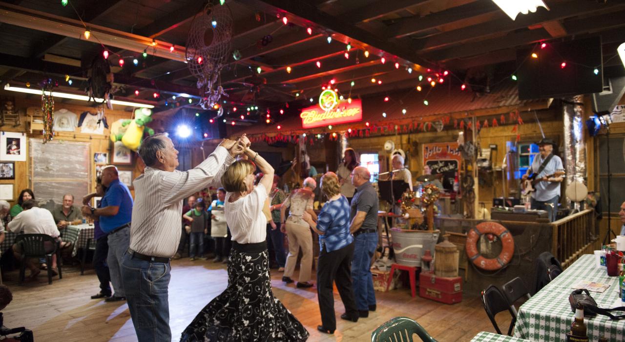 Moments de complicité sur la piste de danse du Jolly Inn