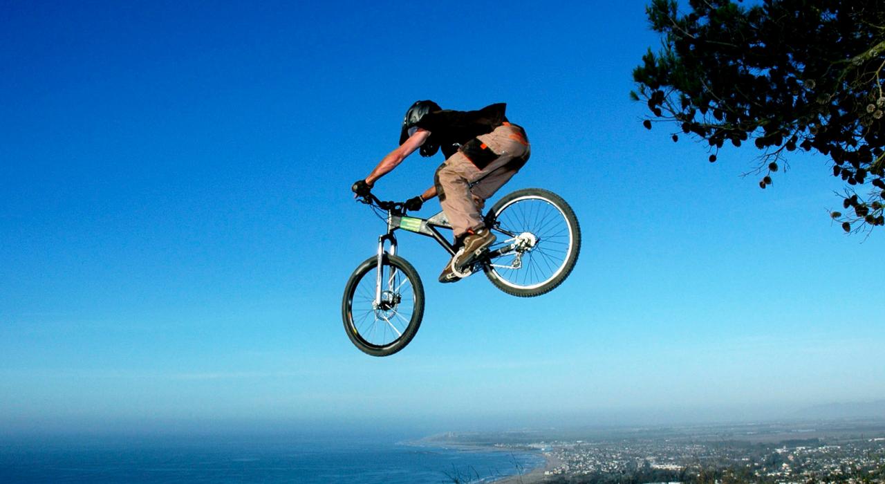 在群山中体验山地骑行，在跳跃间俯瞰这座城市