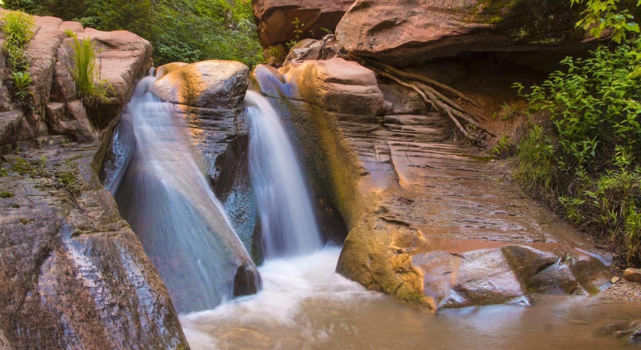 계단식 폭포의 아름답고 평화로운 풍경