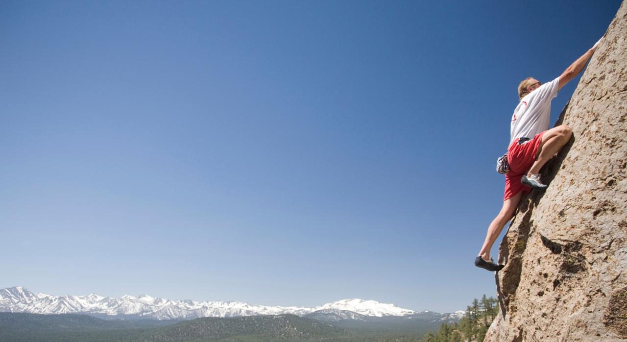 Ein abenteuerlustiger Kletter hoch in den Bergen