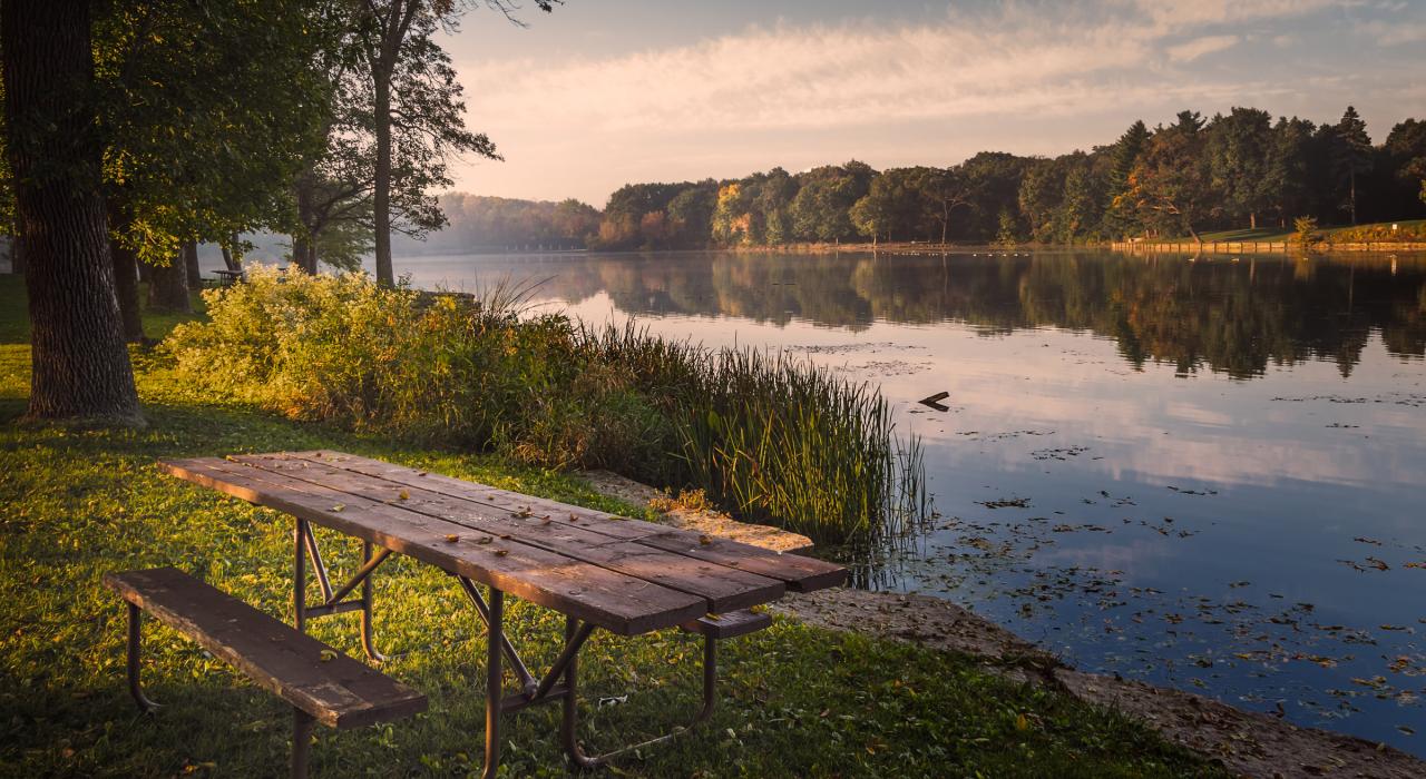 Ein ruhiger Rastplatz am Flussufer im Aurora West Forest Preserve