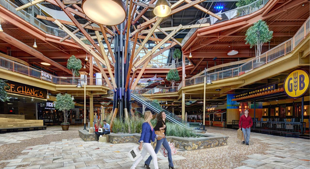 Arquitetura moderna em contraste com pontos verdes no complexo de lojas Destiny USA 