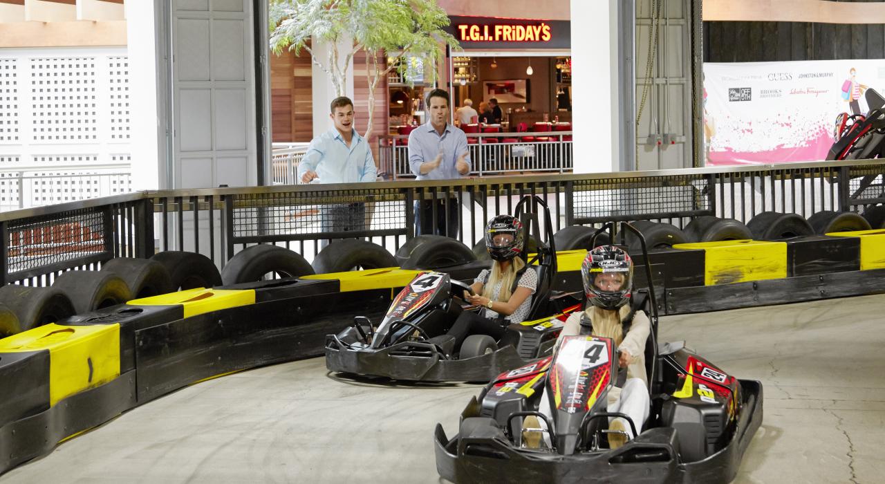 Corra com um amigo na Pole Position Raceway, no complexo de lojas Destiny USA