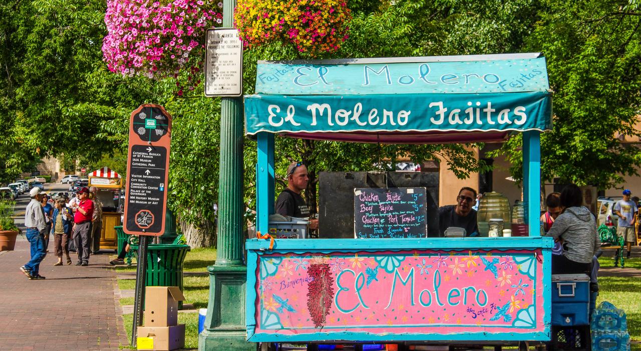 圣达菲市区装修色彩明艳的 El Molero 鸡肉卷摊点