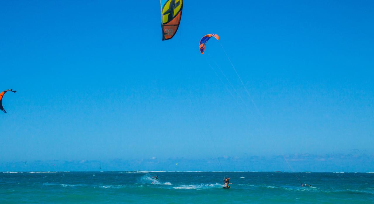 Practicando kitesurf en las brillantes aguas azules de Ocean Park