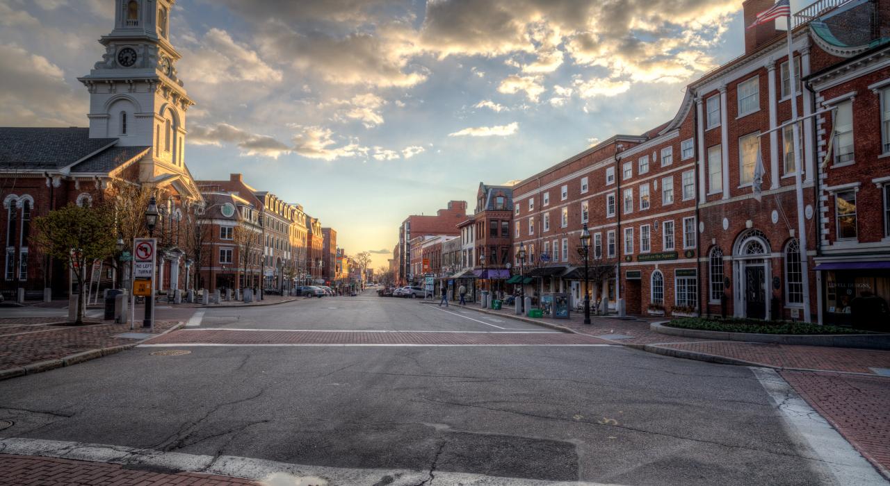 다운타운의 그림 같은 콩그레스 스트리트를 따라 늘어선 멋진 벽돌 건물들