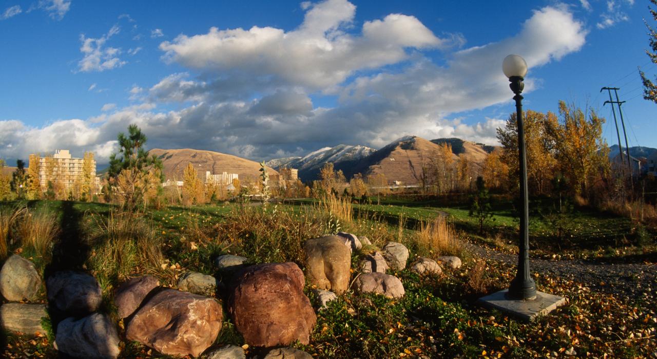 克拉克福克河河畔 Caras Park 公园小径秋景