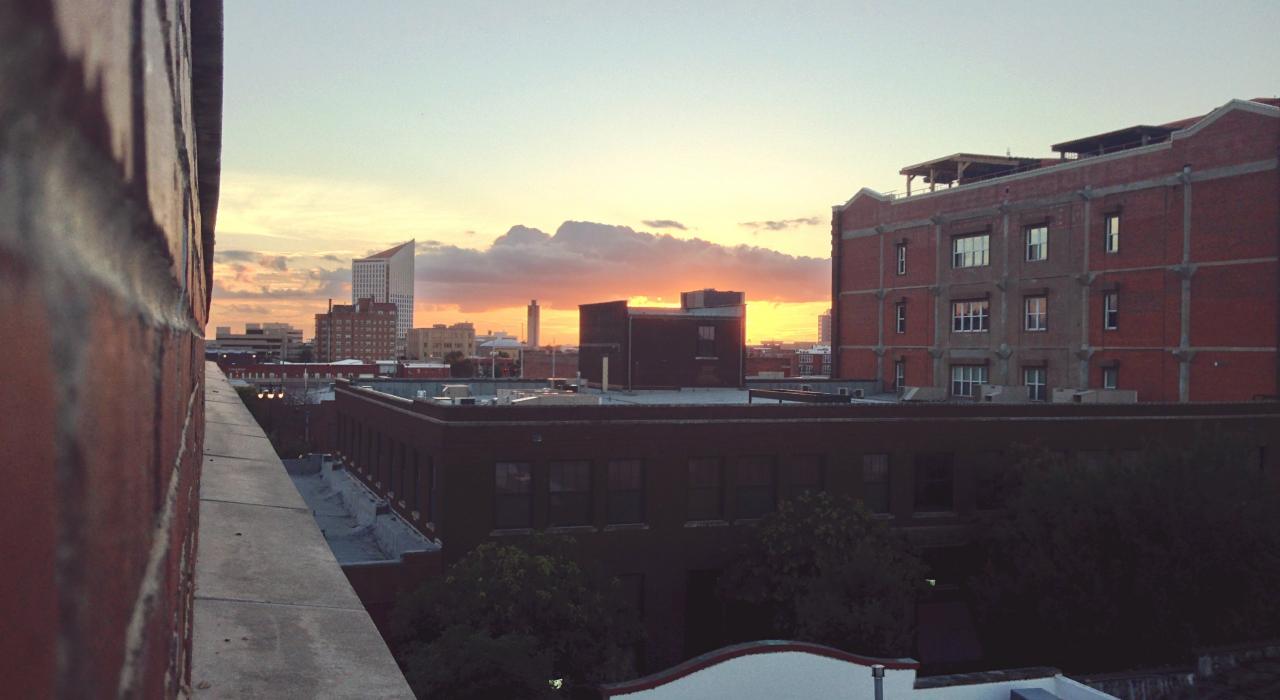 林立歷史建築的市區景觀