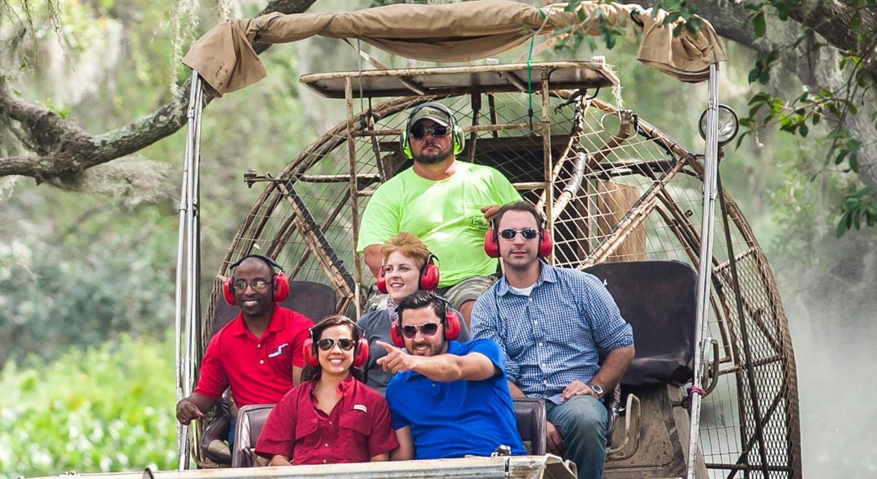 Sumpftour unter den Kronen dicht mit Spanischem Moos behangener Bäume