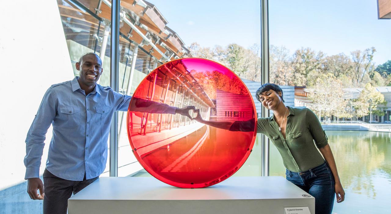Foto mit der „Big Red Lens“ von Frederick Eversley im Crystal Bridges Museum of American Art in Bentonville, Arkansas