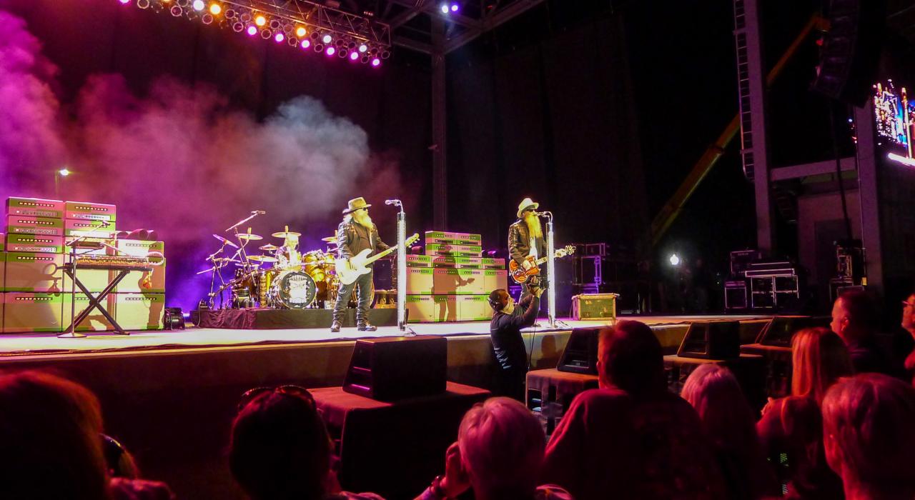 Auftritt von ZZ Top im Murphy Arts District in El Dorado, Arkansas