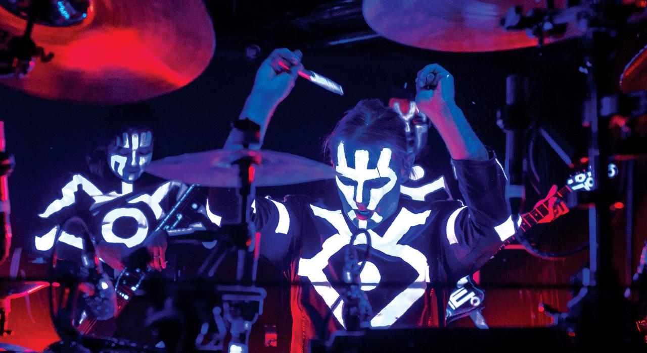 La Blue Man Band se divierte mientras combina teatro, un concierto de rock y una fiesta de baile en un solo espectáculo