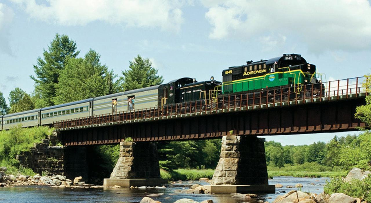 アディロンダック・シーニック鉄道から田舎の景色を満喫