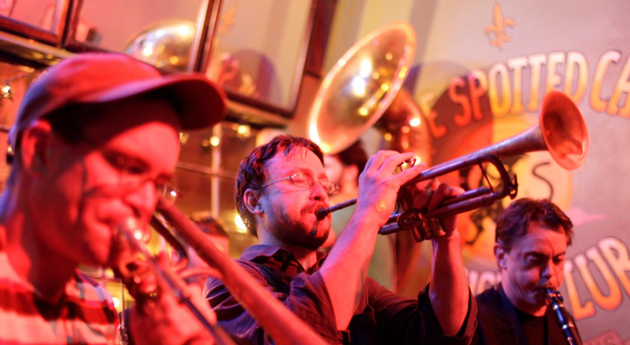 루이지애나주 뉴올리언스 프렌치맨 스트리트에 있는 스포티드 캣 뮤직 클럽의 재즈 공연