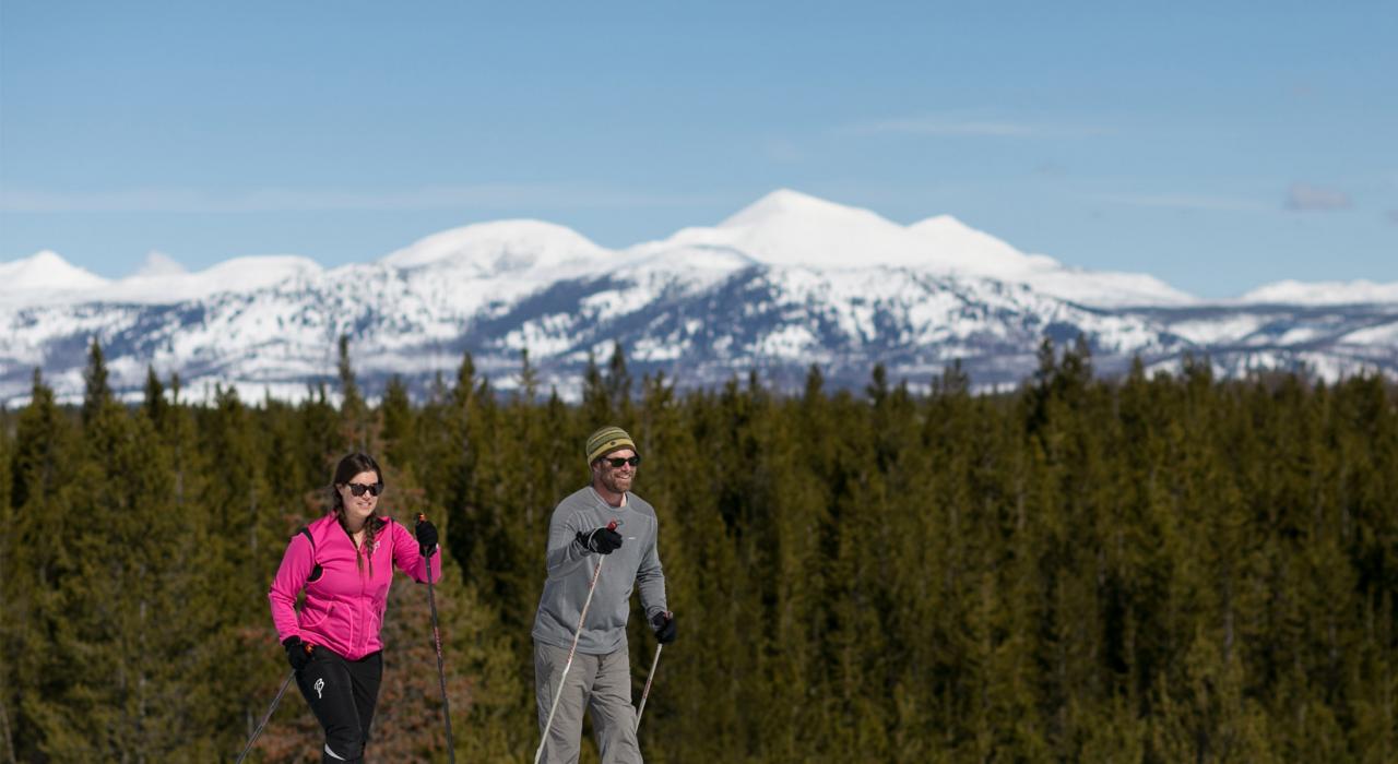 在边界小道体验越野滑雪，寻觅黄石国家公园的边际