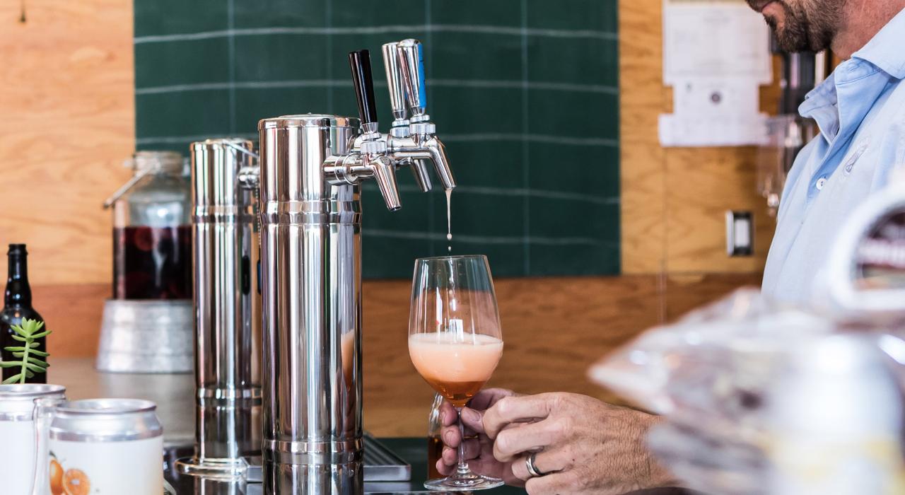 Sirviendo una copa de vino local para una cata