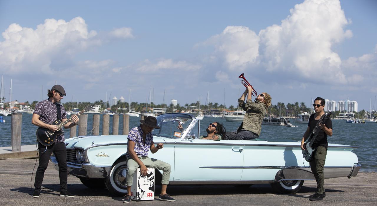 Xperimento, una banda multicultural cuya música transita por varios géneros, posando frente al mar en Miami, Florida