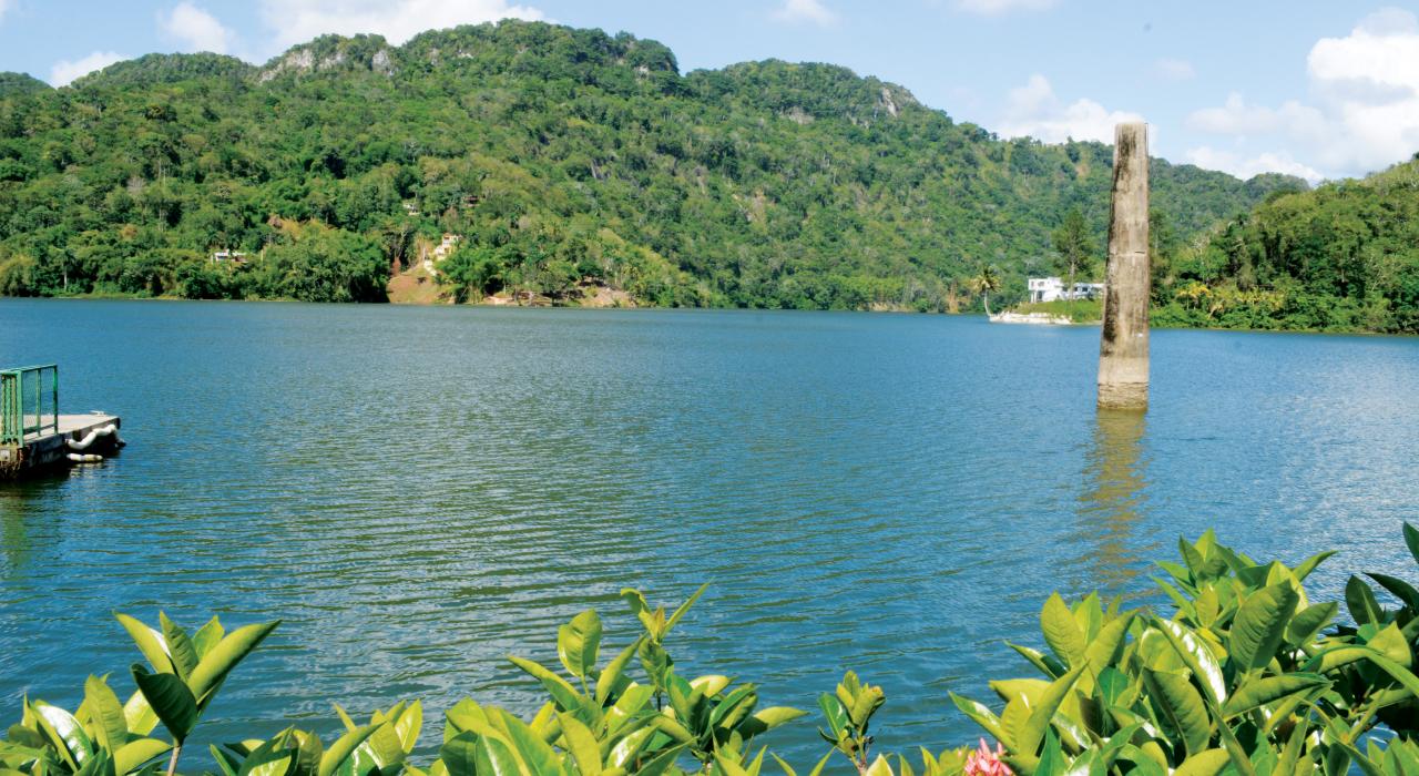Lago Dos Bocas, a peaceful lake tucked into the lush scenery