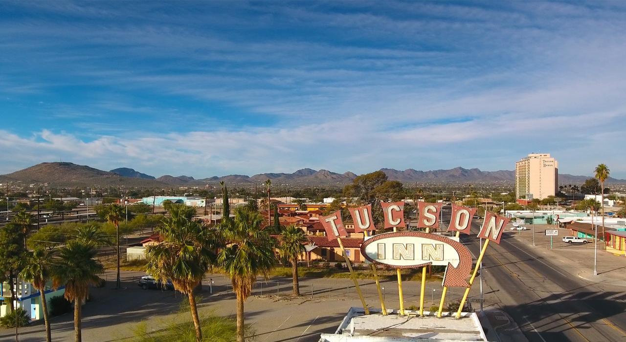 Klassisches Hotelschild vor Wüstenkulisse in Tucson, Arizona
