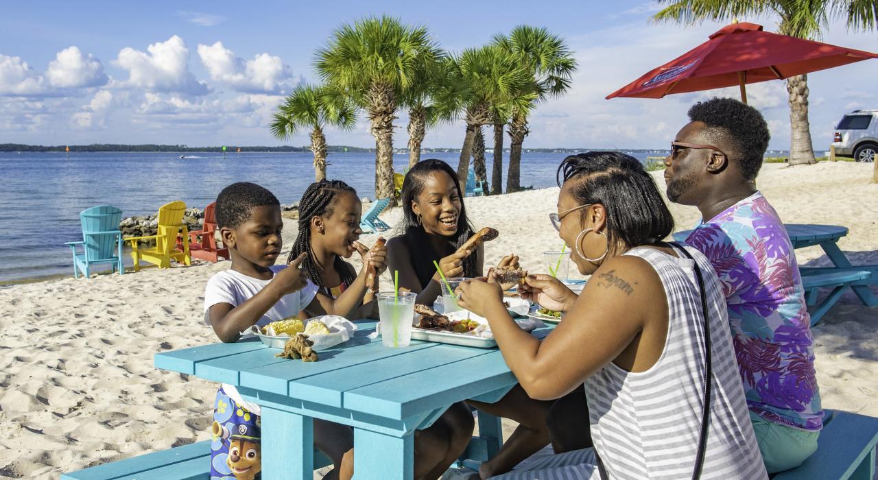 Pique-nique en famille avec une vue pittoresque au Water Pig BBQ sur Pensacola Beach
