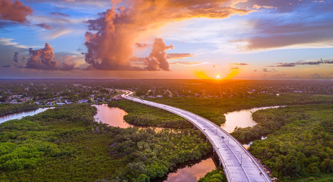 Vista aérea do rio St. Lucie ao nascer do sol