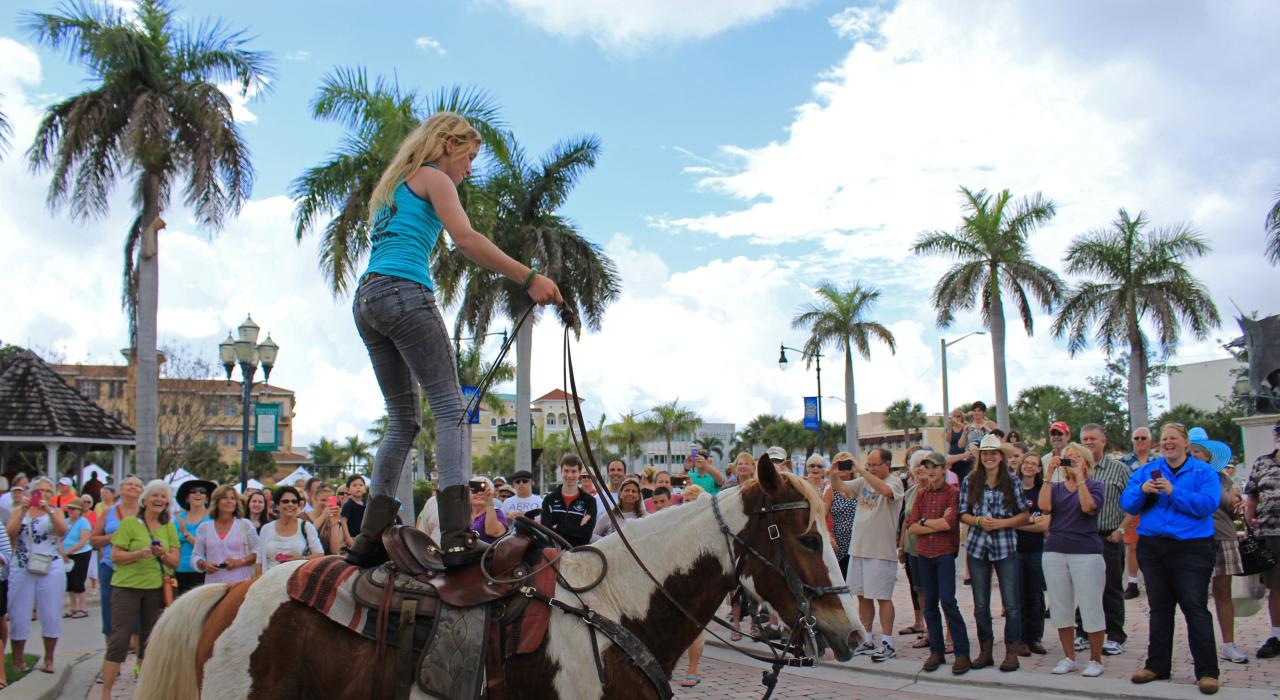 Recepcionando os participantes na chegada do passeio que atravessa o estado, Florida Cracker Trail