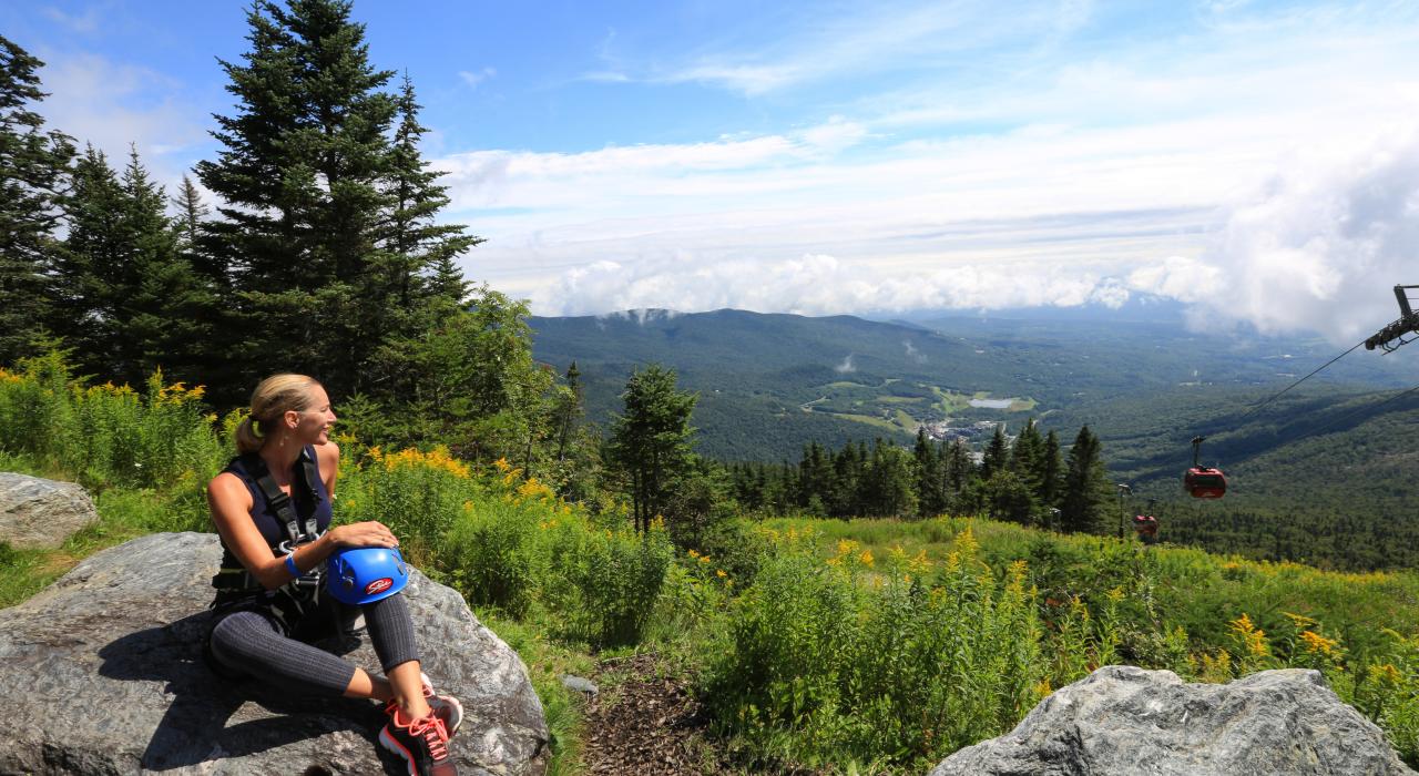Randonneuse admirant le panorama depuis le sommet de Stowe Mountain Resort à Stowe, Vermont