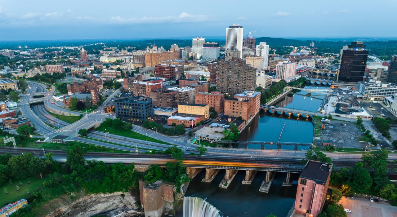 ダウンタウンの上空から眺める、夕暮れのロチェスター