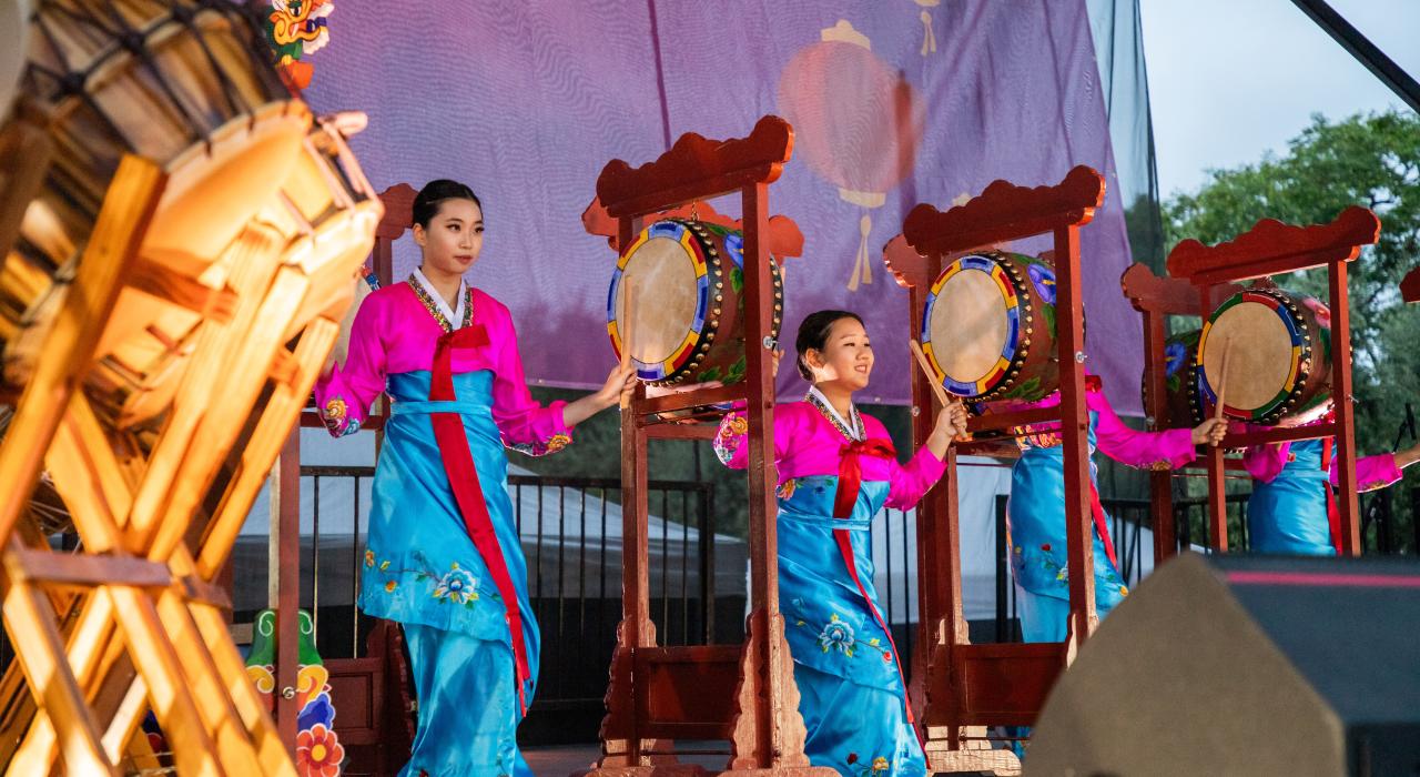 Farbenfrohe Feierlichkeiten beim jährlichen Irvine Global Village Festival