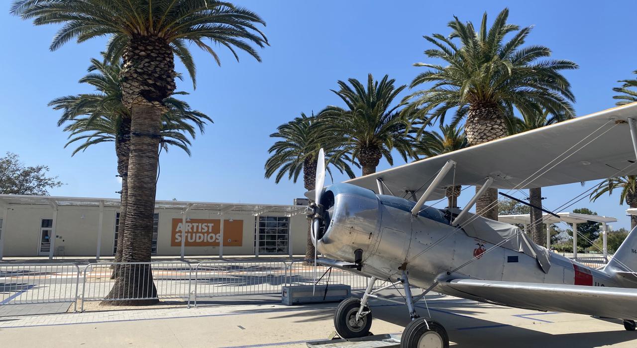 Historisches Flugzeug vor der Heritage and Aviation Exhibition im Great Park