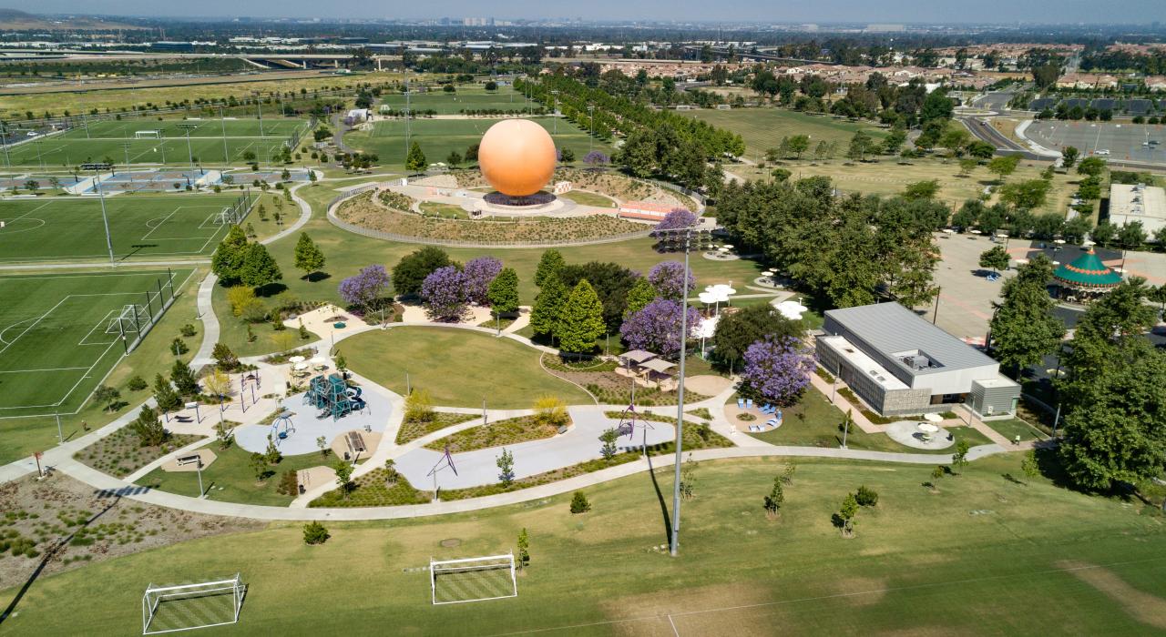 Blick aus der Vogelperspektive auf den Great Park mit dem Great Park Balloon