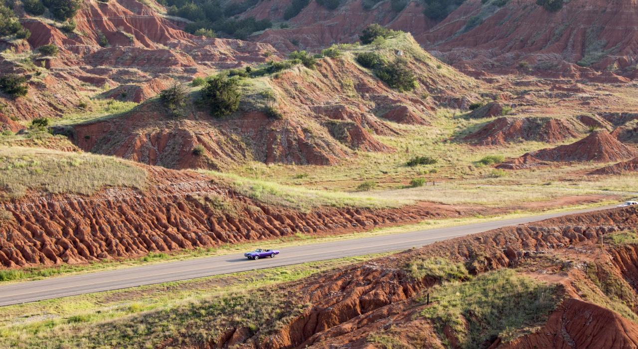 Un automóvil clásico recorre el Gloss Mountain State Park en Fairview, Oklahoma Un automóvil clásico recorre el Gloss Mountain State Park en Fairview, Oklahoma