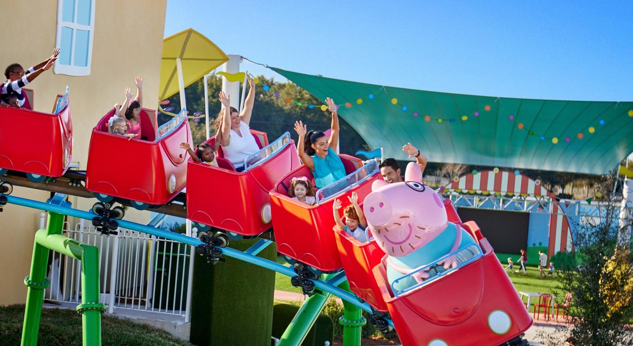 Andando em montanhas-russas para crianças no Peppa Pig Theme Park em Winter Haven