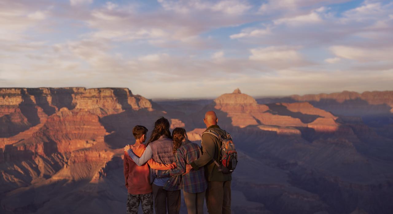 Un buen momento en familia con asombro ante las vistas del Gran Cañón en Arizona Un buen momento en familia con asombro ante las vistas del Gran Cañón en Arizona