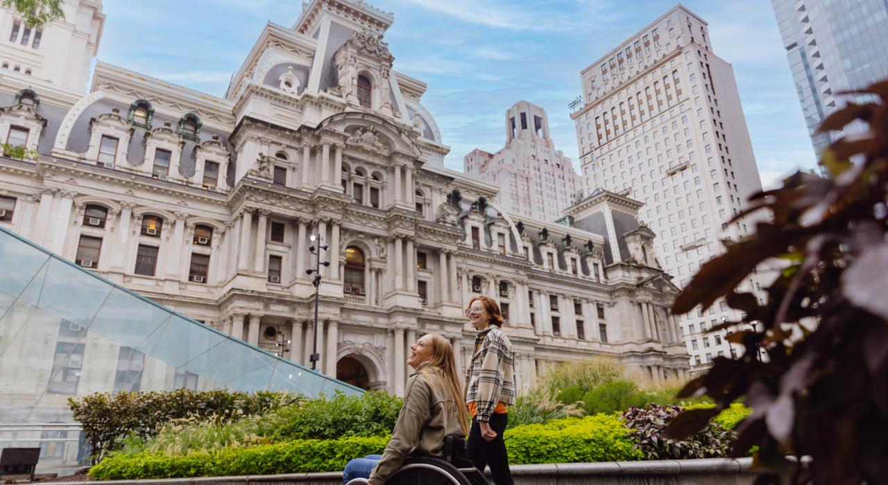 Visitas turísticas en Dilworth Park en Filadelfia, Pensilvania