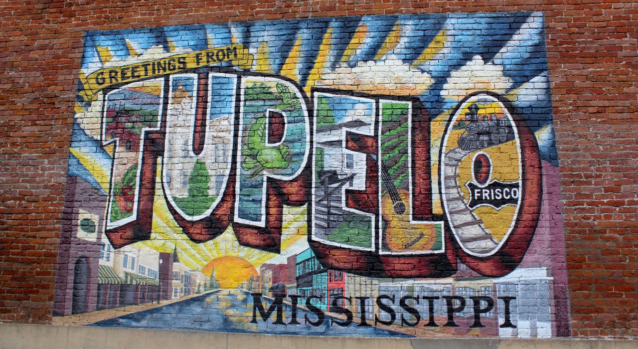 La fresque colorée Greetings from Tupelo orne l’historique rue principale