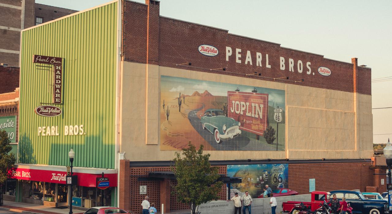 Murales inspirados en la Ruta 66 decoran el Route 66 Mural Park de Joplin