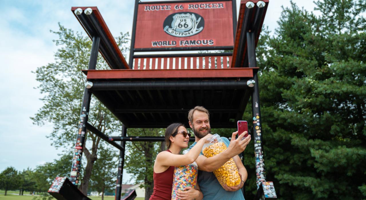 Tomando una selfi con la Route 66 Rocker en Cuba