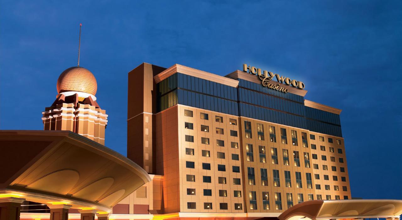 El lujoso Casino Hollywood iluminado por la noche