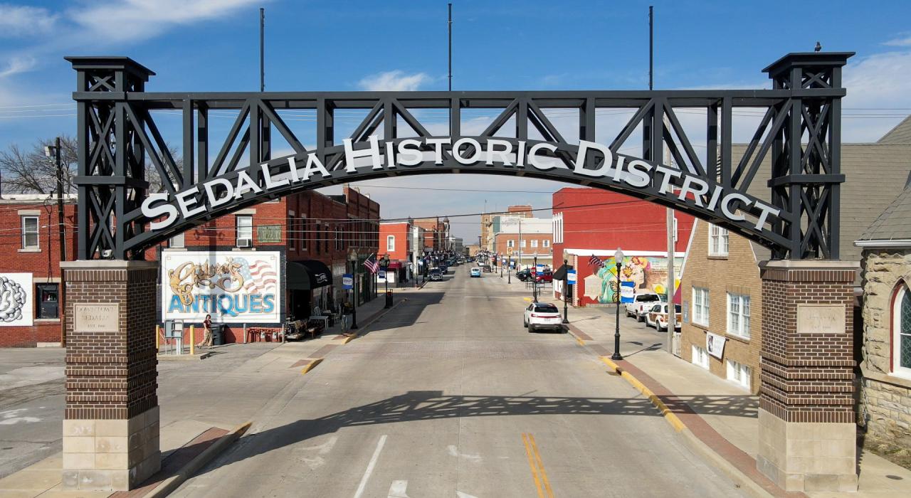 Un letrero da la bienvenida a los visitantes del Sedalia Historic District (Distrito Histórico Sedalia)