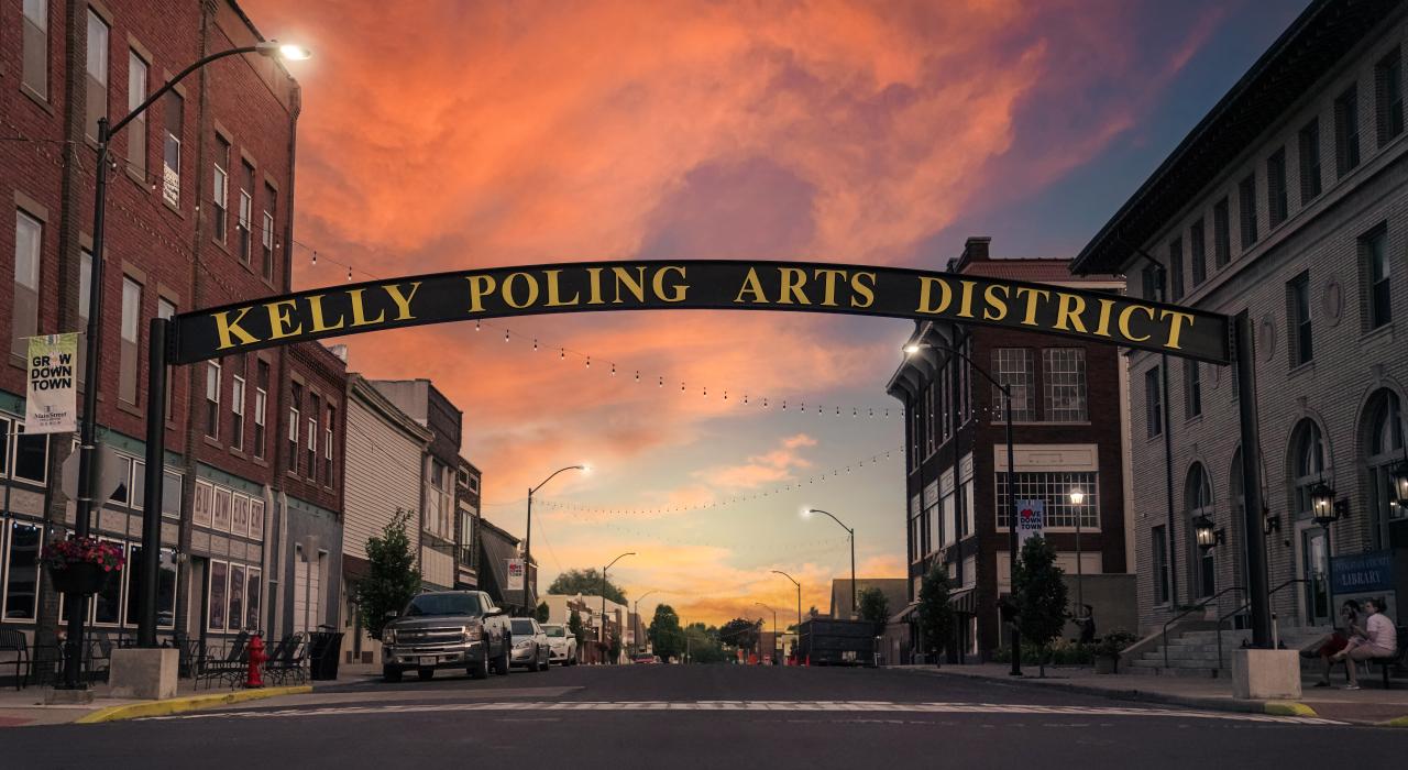 Un letrero da la bienvenida a los visitantes al ecléctico Kelly Poling Arts District en el centro de Chillicothe