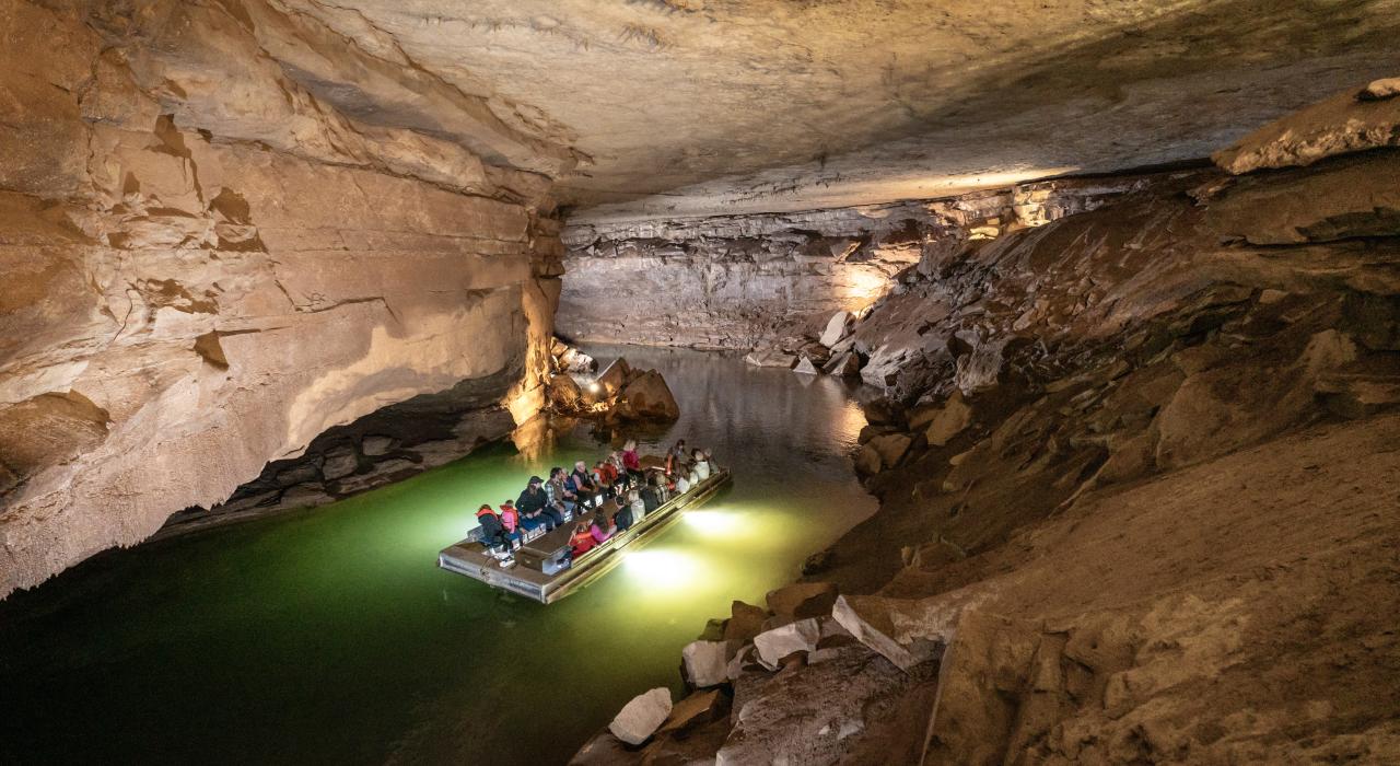 Passeio subterrâneo de barco pela Lost River Cave