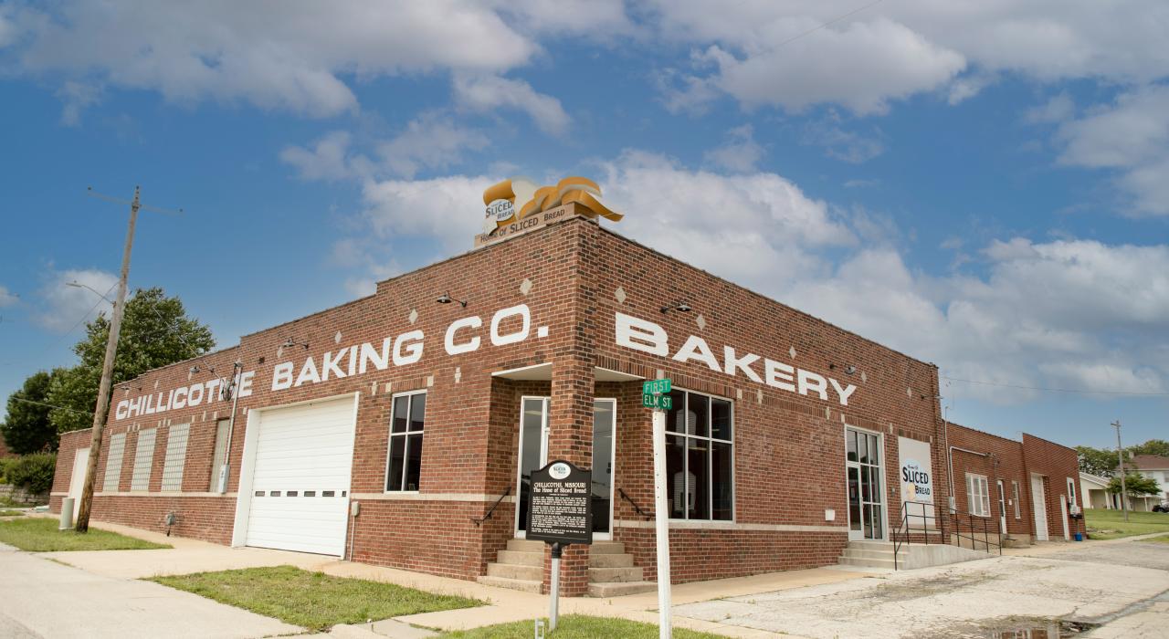 El Home of Sliced Welcome Center, ubicado en el antiguo edificio de la Chillicothe Baking Company donde se vendió pan rebanado por primera vez