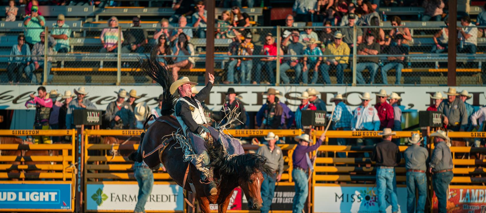 Un concurso de equitación, solo uno de los tantos eventos occidentales emocionantes en el Sikeston Jaycee Bootheel Rodeo